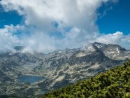 Lago e paesaggio montano, Monti Balcani, Karlovo Plovdiv, Buglaria — Foto stock