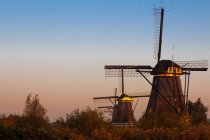 Kinderdijk ist ein Dorf in den Niederlanden, das zur Gemeinde Molenwaard in der Provinz Südholland gehört — Stockfoto