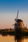 Ветряные мельницы над водным каналом на закате, Киндердейк, Нидерланды — стоковое фото