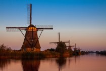Mulini a vento sul canale dell'acqua al tramonto, Kinderdijk, Paesi Bassi — Foto stock