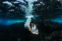 Uomo che nuota sott'acqua su una barriera corallina poco profonda, Kalapana, West Puna, Hawai-i, America, USA — Foto stock