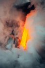 Lava coulant d'un tube de lave dans l'océan Pacifique, Hawaï, Amérique, États-Unis — Photo de stock