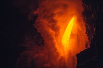 Primo piano della lava che scorre da un tubo di lava nell'oceano Pacifico, Hawaii, America, Stati Uniti — Foto stock