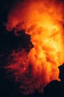 Primo piano Lava che scorre da un tubo di lava nell'oceano Pacifico, Hawaii, America, Stati Uniti — Foto stock