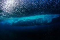 Vista submarina de una ola rompiendo, Hawai, América, EE.UU. - foto de stock
