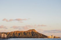 Живописный вид на пляж Уэймси-Бич и кратер Даймонд-Хед, Гавайи, Америка, США — стоковое фото
