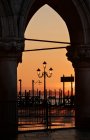 Stadtbild durch Bogen bei Sonnenaufgang, Venedig, Italien — Stockfoto