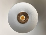 Варёное яйцо с хлопьями чили на тарелке — стоковое фото