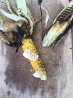 Maíz a la parrilla en mazorca con maíz dulce - foto de stock