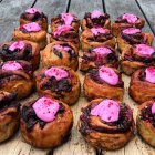 Pasteles remolinos de ruibarbo con glaseado rosa - foto de stock