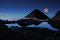 Озеро Бйорнтенден, гора вночі, Флакстад, Лофотен, Нордланд, Норвегія — стокове фото