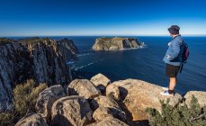 Escursionista in piedi sulle scogliere, Cape Pillar, Tasmania, Australia — Foto stock