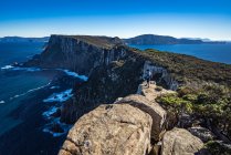 Caminhante de pé em falésias, Cape Pillar, Tasmânia, Austrália — Fotografia de Stock