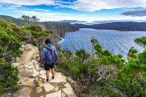 Людина Піші прогулянки по відношенню до Fortescue Bay, Мис Hauy, Тасманія, Австралія — стокове фото