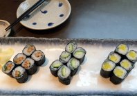 Vista elevada de sushi vegetariano en el plato en la cafetería - foto de stock