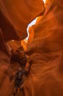 Человек, совершающий поход через каньон Лоуэр Антилопа, Пейдж, Аризона, Америка, США — стоковое фото