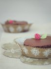 Schokolade Brownie mit Fondant-Zuckerguss dekoriert — Stockfoto
