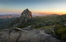 Vue panoramique sur Cathedral Rock, parc national du Mont Buffalo, Victoria, Australie — Photo de stock