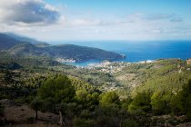 Vista de la isla del mar mediterráneo y el cielo con montañas azules - foto de stock