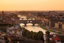 Florencia ciudad vista sobre río arno - foto de stock