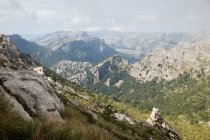 Die schöne Aussicht auf die felsigen Berge — Stockfoto