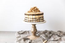 Délicieux gâteau sur la table — Photo de stock