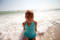 Retrato de uma menina sentada no oceano surf, Sarasota, Flórida, América, EUA — Fotografia de Stock
