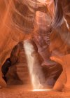 Vista panorâmica de feixes de luz em Antelope Canyon, Arizona, América, EUA — Fotografia de Stock