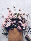 Vue en closeup de fleurs roses dans un sac en papier — Photo de stock