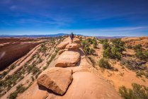 Rear view of hiker on the Devils Garden Loop Trail, Arches National Park, Utah, America, USA — Stock Photo