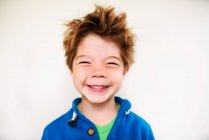 Крупним планом портрет усміхненого хлопчика ізольовано на білому — стокове фото
