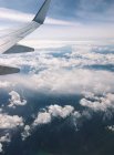 Vista panorâmica da asa do avião no céu — Fotografia de Stock