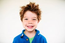 Крупным планом портрет улыбающегося мальчика изолированного на белом — стоковое фото