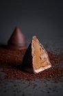 Кусочек вкусной карамельной шоколадной конфеты — стоковое фото