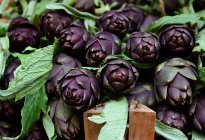Close-up view of artichokes placed in a market — Stock Photo