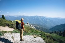 Escursionista che guarda verso Great Western Divide, Sequoia National Park, California, America, USA — Foto stock