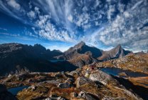Vue panoramique sur le paysage montagneux, Moskenes, Nordland, Norvège — Photo de stock