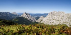 Живописный вид на горный ландшафт, природный парк Уркиола, Бишкай, Страна Басков, Испания — стоковое фото