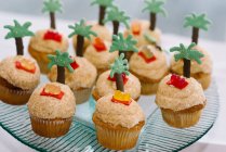 Funky beach cupcakes à thème sur une assiette — Photo de stock