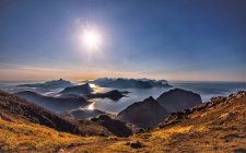 Лофотенские острова видны с горы. Фемминден, Утаклейв, Окланд, Норвегия — стоковое фото