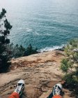 Кроссовки на скалах с видом на море, Ливорно, Тоскана, Италия — стоковое фото