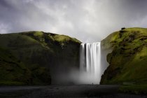 Красивый вид на водопад Скогафосс, Скогар, Исландия — стоковое фото