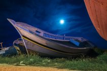 Barcos abandonados utilizados pelos migrantes para chegar à Sicília, Itália — Fotografia de Stock