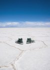 Un par de zapatillas, Uyuni Salt Flats, Uyuni, Bolivia - foto de stock