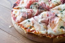 Majestuosa mozzarella de búfalo y pizza de jamón - foto de stock