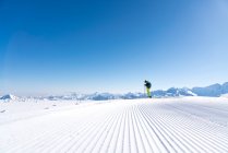 Skirennläuferin mit Aussicht, sportgastein, bad gastein, salzburg, Österreich — Stockfoto