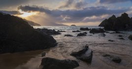 Мальовничий вид на пляж Лаго на заході сонця, Ibarrangelu, Біскайя (,), Країна Басків, Іспанія — стокове фото