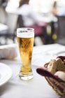 Bicchiere di birra su un tavolo a pranzo — Foto stock