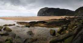 Vista panorâmica da maré baixa na Praia de Laga, Ibarrangelu, Biscaia, País Basco, Espanha — Fotografia de Stock