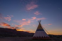 Scenic view of Silhouette of a Teepee tent at sunrise, Utah, America, USA — Stock Photo
